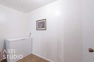 Laundry room with baseboards