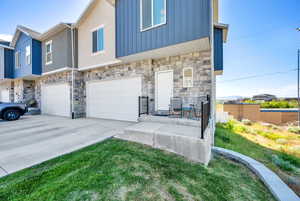 End-unit with beautiful views.