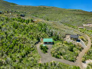 Aerial view of property's location featuring mountains