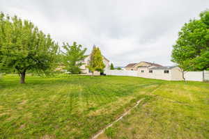 View of yard featuring an outbuilding