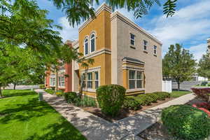 End Unit, positioned nicely on a park/grassy area!