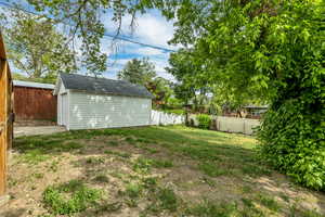 View of yard featuring an outbuilding