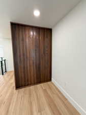 Closed partition wall