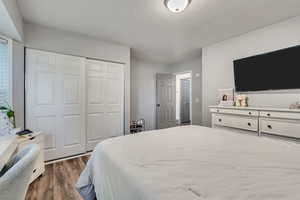 The bay windows' bedroom  with a closet