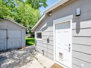 Side Entry, Garage, Driveway, Backyard access