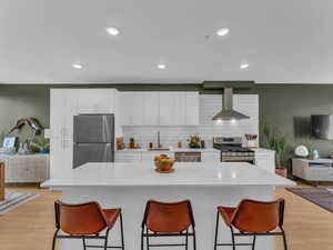 Breakfast bar, stainless steel kitchen appliances