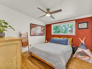 Bedroom with Venetian plastered wall and original hardwood floors