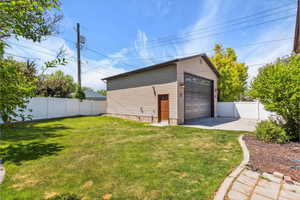 Detached garage with driveway