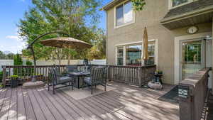 Deck featuring outdoor dining space