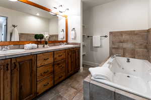 Primary bath ensuite with jetted tub