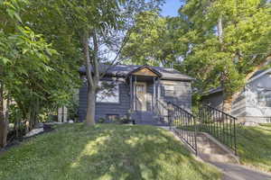 Bungalow with a front yard