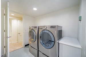 Large Laundry room in Basement