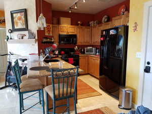 Kitchen & Eat in Bar