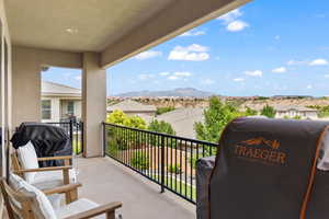 Balcony featuring a mountain view