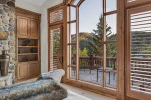 Entryway featuring a mountain view