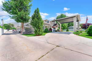 View of front of property featuring curved driveway