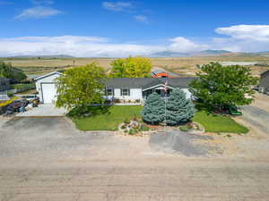 View of front of home featuring driveway, a mountain view, and a front yard