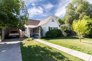 View of front of house featuring a carport, driveway and front porch