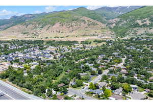 Aerial view of property's location featuring a mountain backdrop
