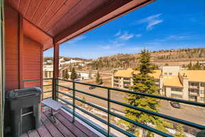 Balcony featuring a mountain view