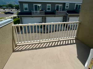 Balcony featuring a mountain view
