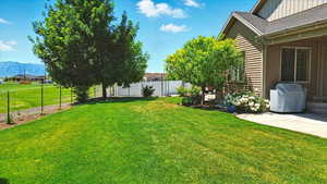 View of yard featuring a mountain view