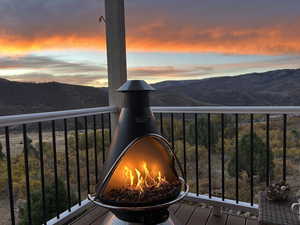 Balcony featuring a mountain view