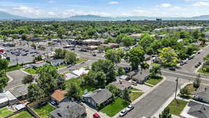 Bird's eye view of proximity to restaurants, gas station and other local businesses