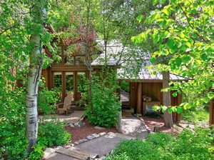 Charming Mandan 2 bedroom cottage with great rental income. Currently in Sundance Resort's rental program