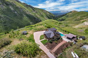 Aerial view of property's location with mountains