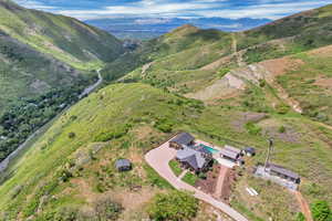 Aerial view of property's location with mountains