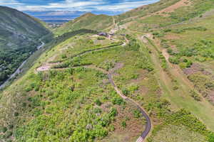 Aerial view of property's location featuring a mountain backdrop
