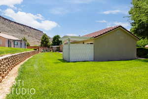 View of yard featuring a mountain view and a pergola