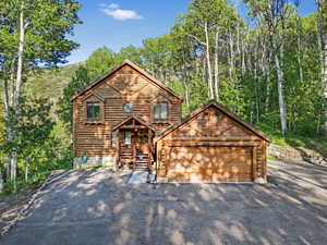 Chalet / cabin with a detached garage