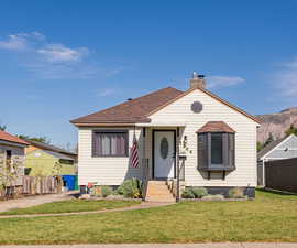 Beautiful south facing Bungalow-style home a mountain view