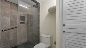 Bathroom featuring a tile shower