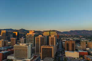 City view featuring a mountainous background