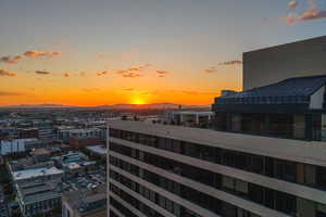 City view featuring a mountainous background