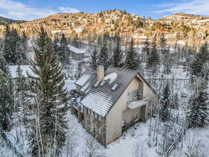 Snowy aerial view featuring a mountain view