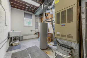 Utility room with water heater and heating unit & Washer/Dryer Hookups
