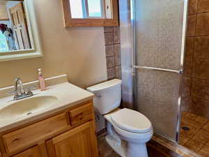 En Suite bathroom featuring tiled shower