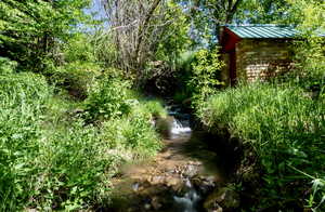 View of yard featuring an outbuilding