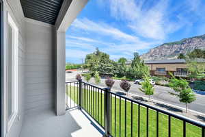 Balcony featuring a mountain view