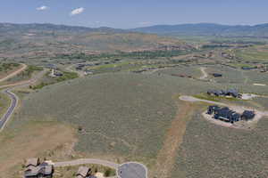 Aerial view of property's location with mountains