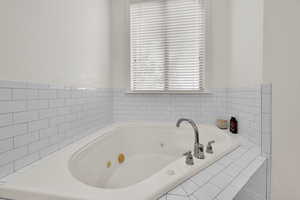 Owner ensuite full bath with jetted tub