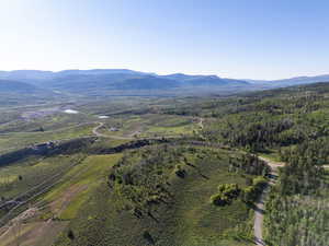 Aerial view of property's location featuring mountains
