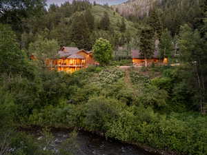 View of yard with a forest view