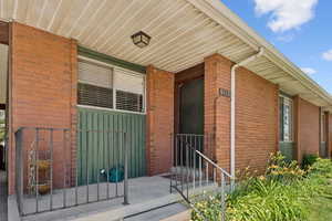 6112 Vineway