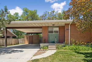 6112 Vineway