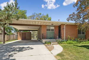 6112 Vineway
